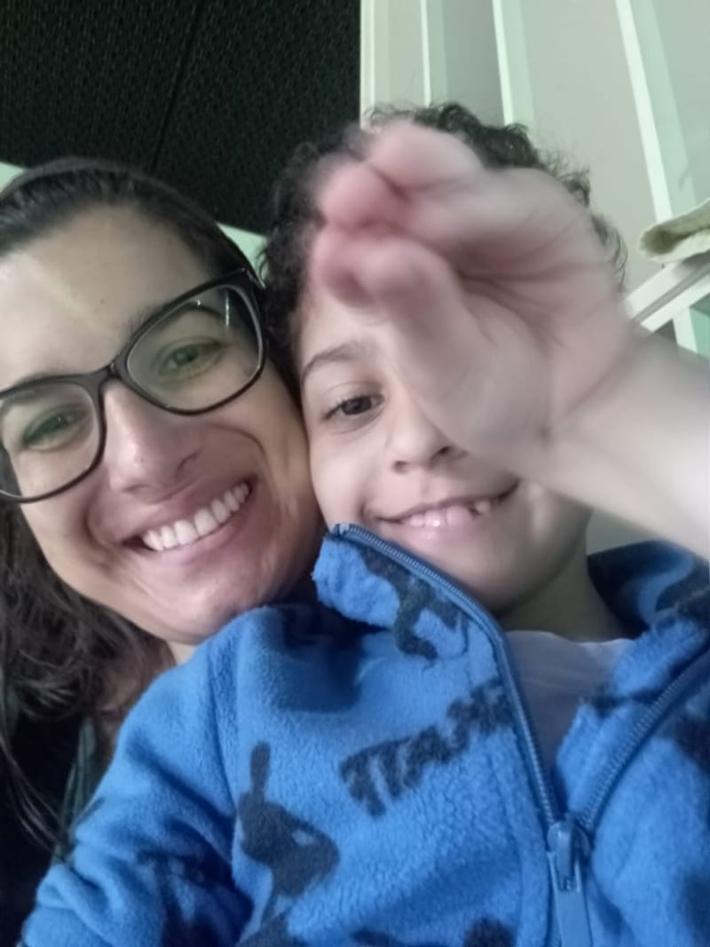 Thais Azevedo em um momento de acolhimento com uma criança