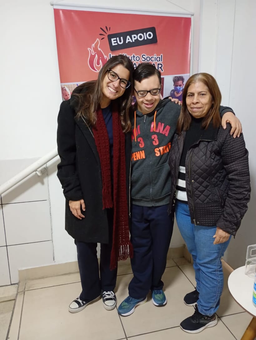 Thais Azevedo em ação de inclusão com jovens neurodivergentes